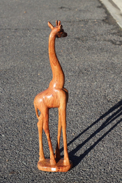 Fine Art Giraffenfigur aus glattem Teakholz. Große geschnitzte Skulptur aus Sambia. Heim-/Bürodekor. Einzigartige afrikanische Tiere. Kunstgeschenke