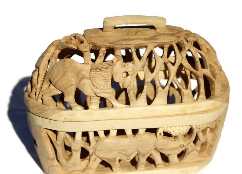 Corbeille à pain en bois d'olivier non poli avec couvercle. Art des cinq grands animaux africains sculpté à la main. Superbe centre de table, décoration faite à la main au Zimbabwe