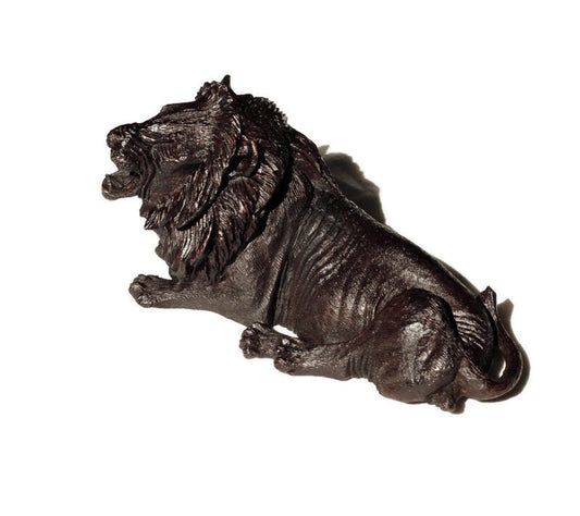 Lion endormi sculpté à la main en bois de fer. Figurine animale réaliste sculptée à la main au Zimbabwe. Décoration de maison/bureau en sculpture réaliste