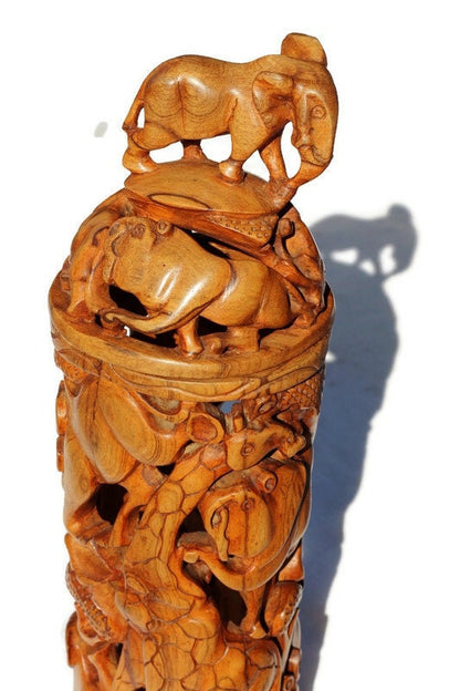 Großer afrikanischer Lampenschirm aus Olivenholz mit Big 5 und Giraffen. Einzigartige Meisterwerke der Kunst, handgeschnitzt in Simbabwe. Deko-Geschenke für Zuhause oder das Büro