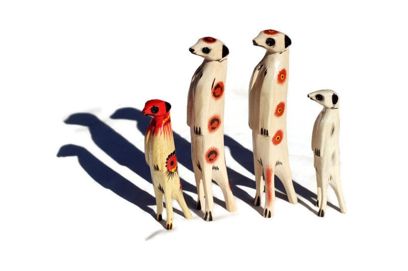 Familie aus 4 klaren, orange und rot bemalten Erdmännchen-Skulpturen aus Jacaranda-Holz. Handgeschnitzte Figuren. Afrikanische Kunst für die Inneneinrichtung von Zuhause oder dem Büro.