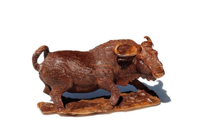 Handgeschnitzte afrikanische Figur eines Gnus aus Eisenholz. Simbabwische Antilopenschnitzerei. Mittelbraun poliert, kampfbereiter lebensechter Bulle.