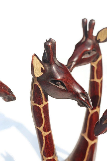 Giraffenhals und -kopf, Skulptur aus Olivenholz. Dunkelbraune und braune polierte Holzfigur. Tischdeko für Büro/Zuhause. Geschenke mit afrikanischen Tieren