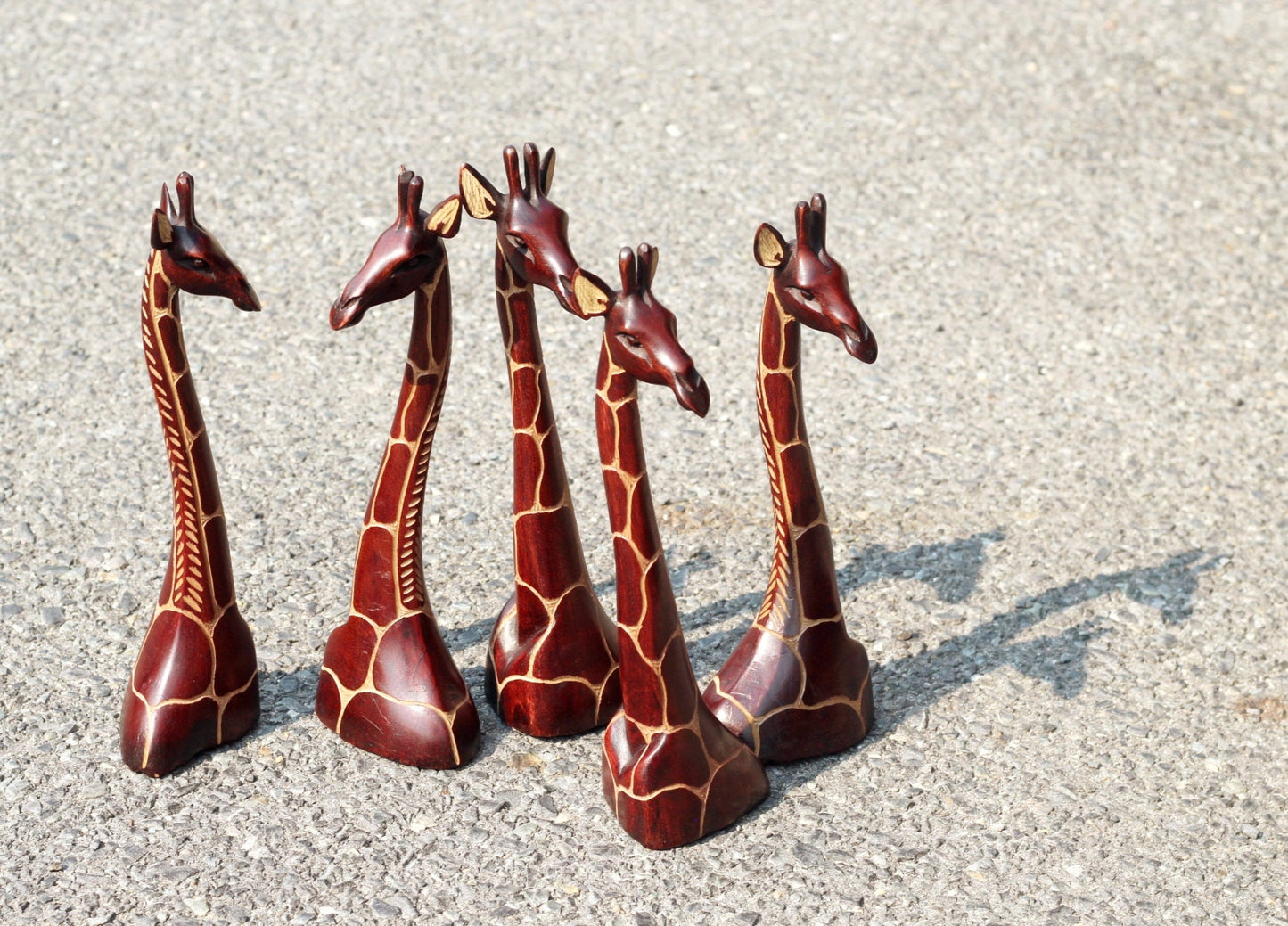Giraffenhals und -kopf, Skulptur aus Olivenholz. Dunkelbraune und braune polierte Holzfigur. Tischdeko für Büro/Zuhause. Geschenke mit afrikanischen Tieren