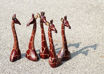 Giraffenhals und -kopf, Skulptur aus Olivenholz. Dunkelbraune und braune polierte Holzfigur. Tischdeko für Büro/Zuhause. Geschenke mit afrikanischen Tieren