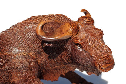 Handgeschnitzte afrikanische Figur eines Gnus aus Eisenholz. Simbabwische Antilopenschnitzerei. Mittelbraun poliert, kampfbereiter lebensechter Bulle.