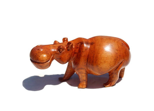 Handgeschnitzte Nilpferd-Kunstfigur aus hellbraunem Teakholz. Glatte, mollige Figur mit sichtbarer Maserung. Weihnachtsgeschenke, weltweit versandfertig