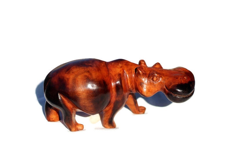 Einzigartiges, schwarzes Nilpferd-Kunstwerk aus gebranntem Teakholz, handgeschnitzt. Glatte, braune und schwarze, mollige Figur. Versandfertige afrikanische Weihnachtsgeschenke