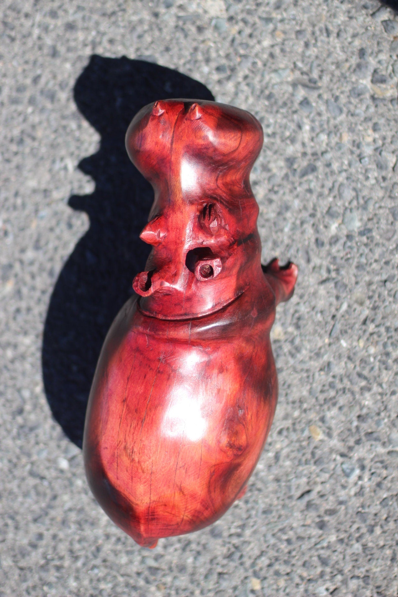 Große, 37 cm große, aus rotem gebranntem Teakholz geschnitzte Nilpferd-Kunstfigur. Glattes Braun, rötliches Unikat für Zuhause/Büro. Versandfertiges Weihnachtsgeschenk