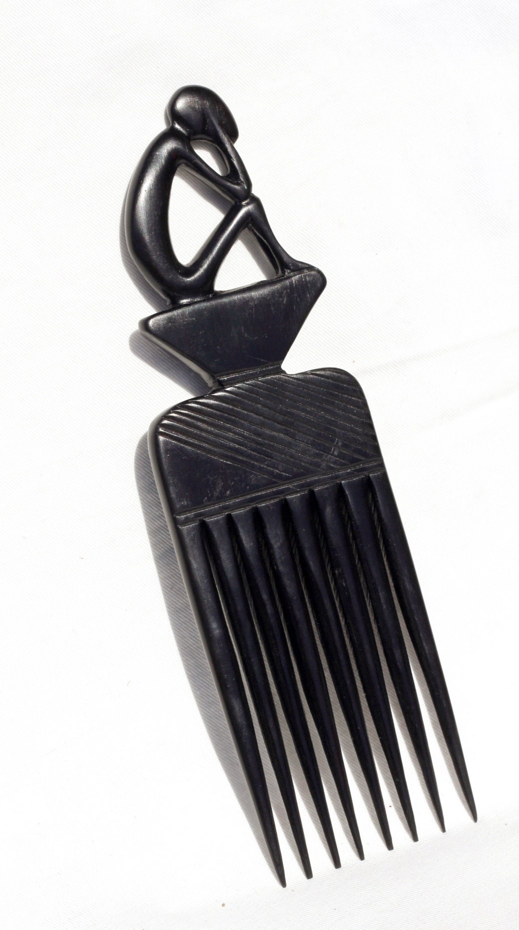 Peigne afro tanzanien en bois d'ébène véritable, sculpté à la main, pour homme solitaire. Peignes d'art africain uniques, utilisés autrefois comme symbole d'amour.