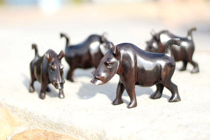 Glattes Set mit 4 Wildschwein-/Warzenschweinfiguren aus echtem Ebenholz, handgeschnitzt. Sambische Wildtierschnitzerei. Afrikanische Kunst, Weihnachtsgeschenke