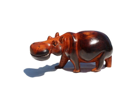 Einzigartiges, schwarzes Nilpferd-Kunstwerk aus gebranntem Teakholz, handgeschnitzt. Glatte, braune und schwarze, mollige Figur. Versandfertige afrikanische Weihnachtsgeschenke