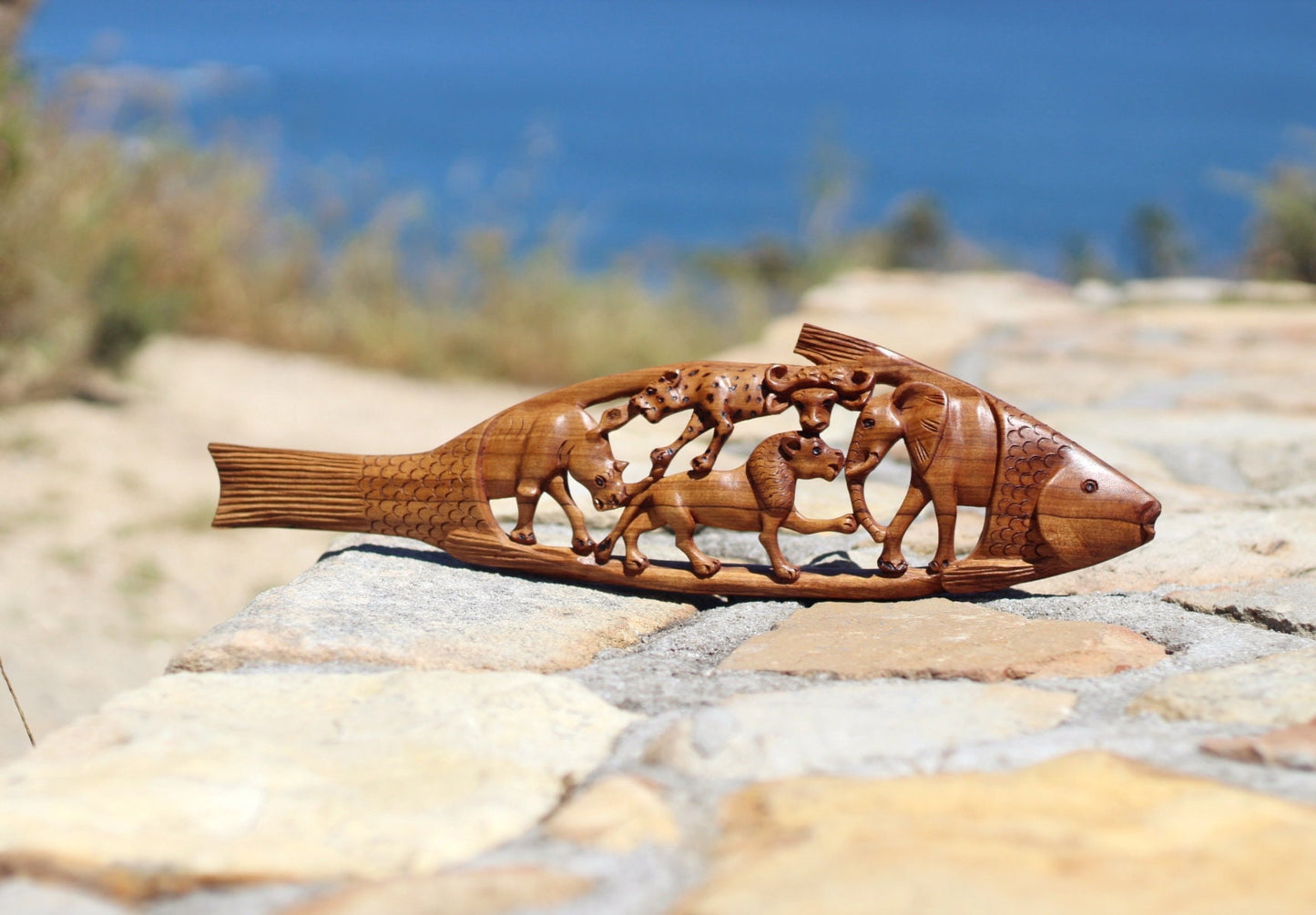 Fischförmige afrikanische Big Five-Platten aus Olivenholz. Handgeschnitzte, selbststehende Tisch-/Wanddekoration. Safari-Tiere-Kunst, handgeschnitzte Geschenke