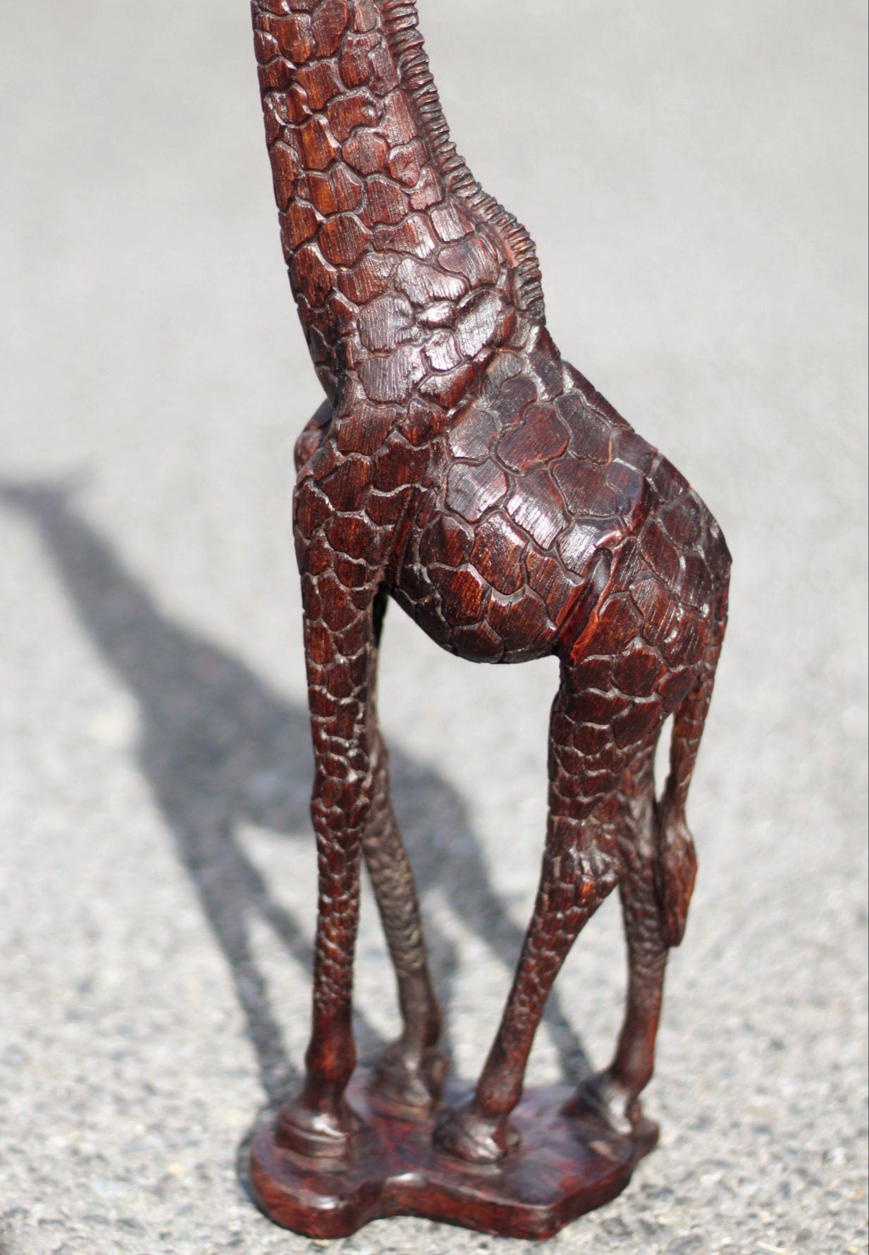Figurines réalistes de girafe debout en bois de fer brun foncé. Sculpture d'art sculptée du Zimbabwe. Décoration de maison/bureau Cadeau africain