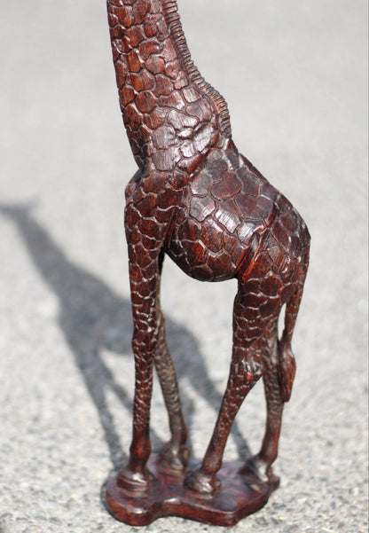 Figurines réalistes de girafe debout en bois de fer brun foncé. Sculpture d'art sculptée du Zimbabwe. Décoration de maison/bureau Cadeau africain
