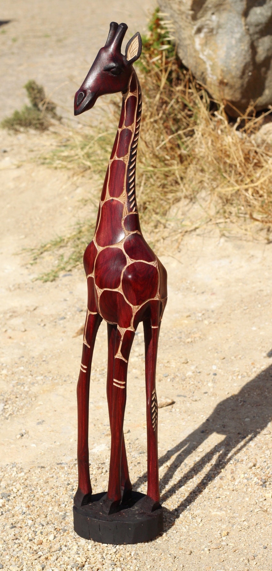 Fine Art dunkelbraune stehende Giraffenfigur aus Olivenholz. Große geschnitzte Kunstskulptur aus Simbabwe. Weihnachtsgeschenk für Zuhause/Büro