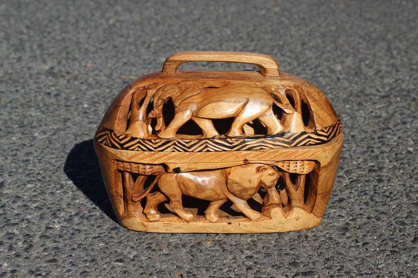 Light Brown and Black Olive Wood Basket. Zimbabwe Handcarved and Gouged 4 members of the African Big Five Animals. Amazing Table Centrepiece