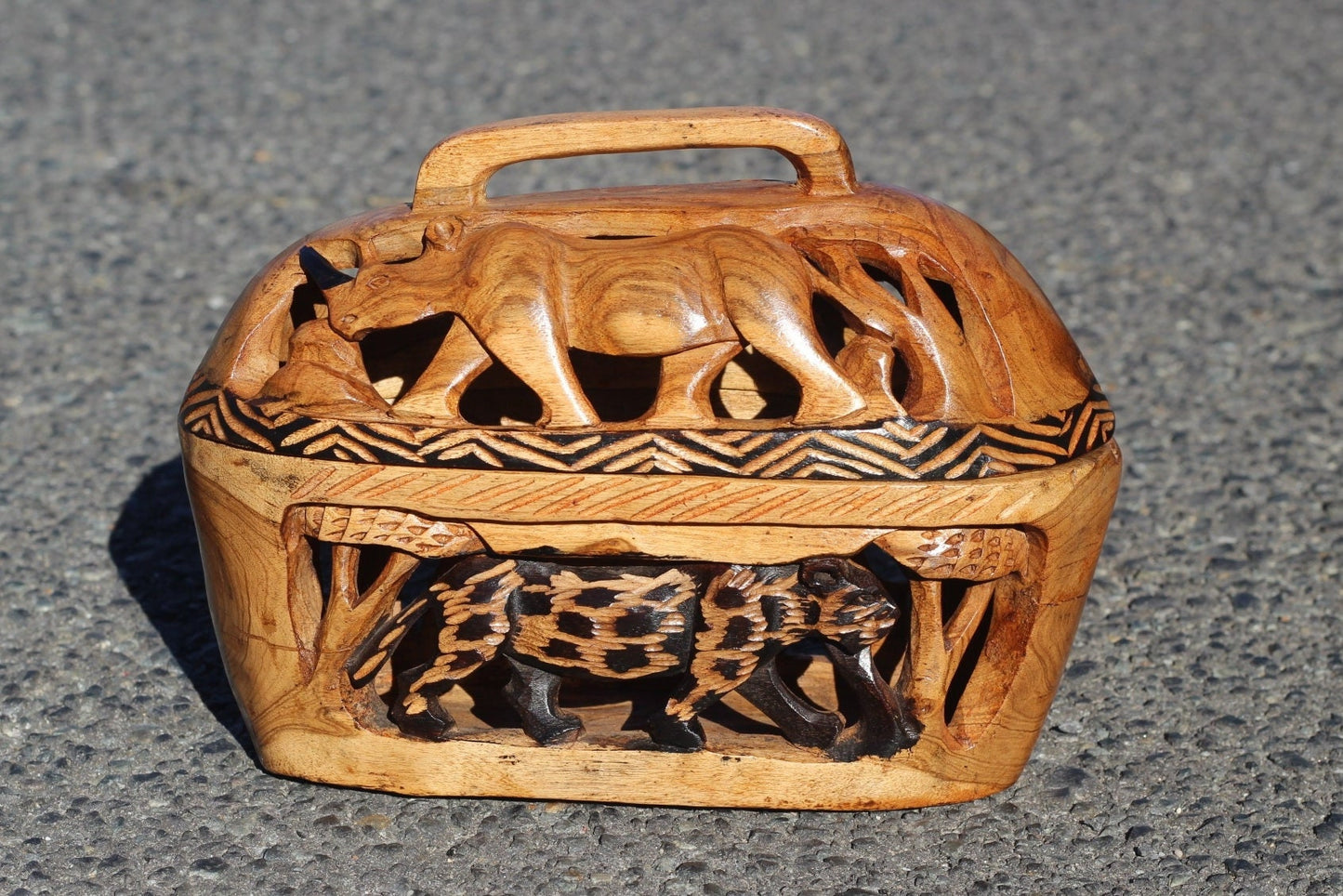 Light Brown and Black Olive Wood Basket. Zimbabwe Handcarved and Gouged 4 members of the African Big Five Animals. Amazing Table Centrepiece