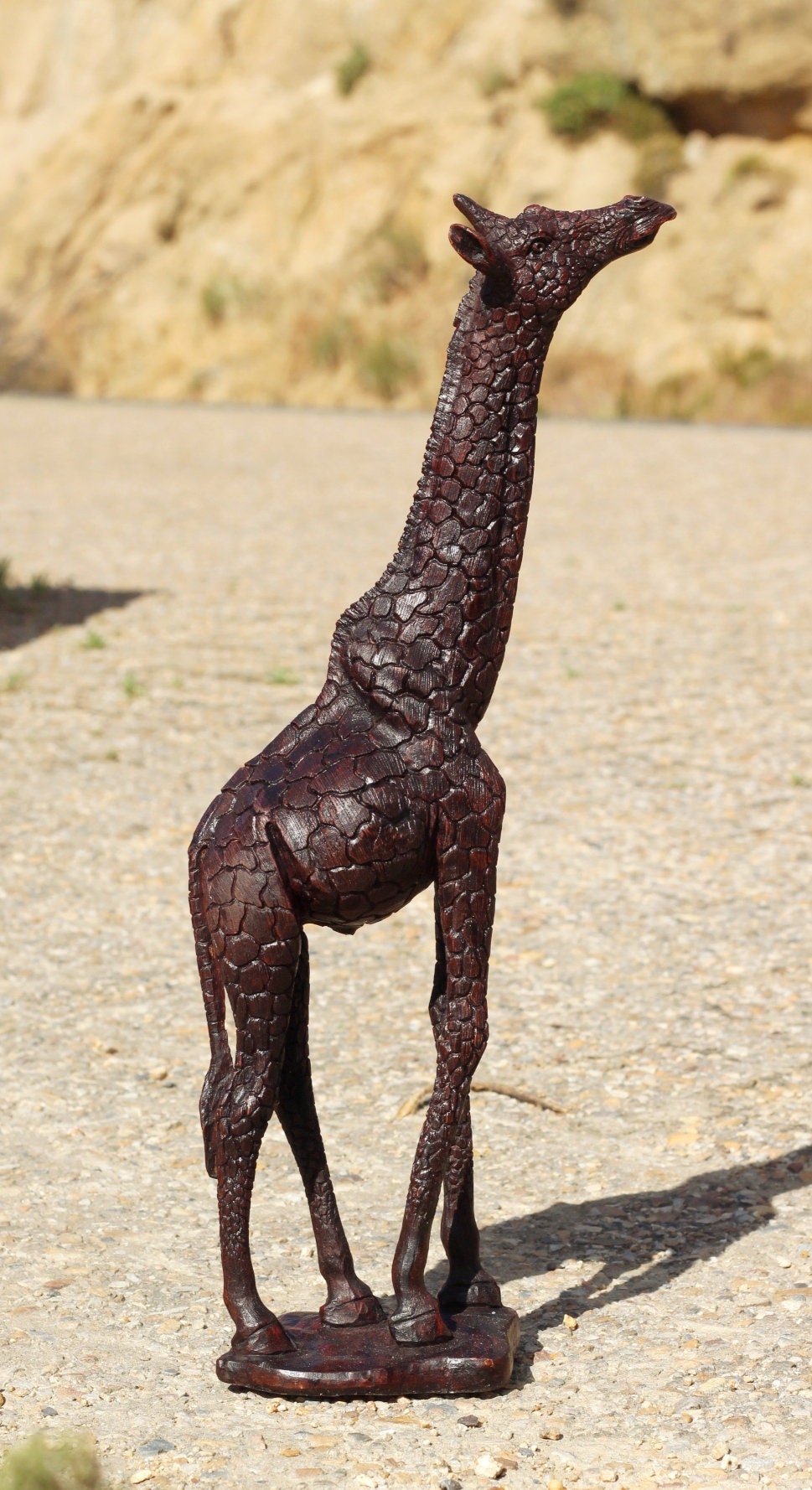 Figurines réalistes de girafe debout en bois de fer brun foncé. Sculpture d'art sculptée du Zimbabwe. Décoration de maison/bureau Cadeau africain