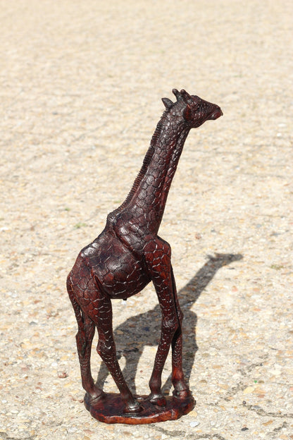 Figurines réalistes de girafe debout en bois de fer brun foncé. Sculpture d'art sculptée du Zimbabwe. Décoration de maison/bureau Cadeau africain