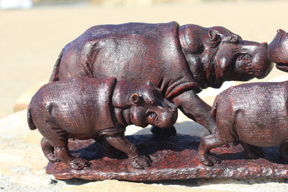 Großes, lebensechtes Nilpferd aus Eisenholz, 4er-Familie, Meisterwerk. Simbabwe, handgeschnitzte, realistische Nilpferd-Figur/Dekoration aus Afrika von P. Sibanda