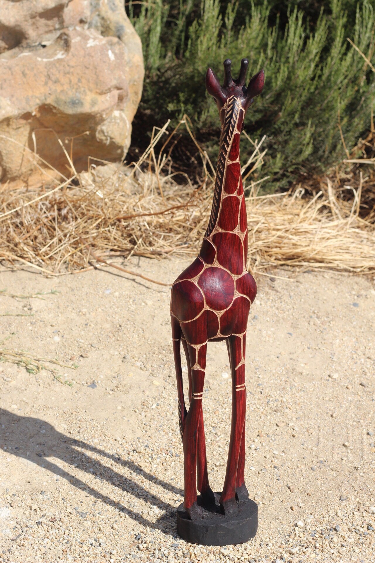 Fine Art dunkelbraune stehende Giraffenfigur aus Olivenholz. Große geschnitzte Kunstskulptur aus Simbabwe. Weihnachtsgeschenk für Zuhause/Büro