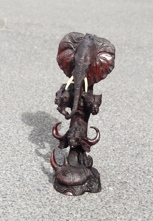 Grande tour sculptée en bois de fer brun foncé avec cinq grandes têtes réalistes. Tronc torsadé latéral d'éléphant, de lion, de léopard, de buffle, de rhinocéros, décoration artistique raffinée.