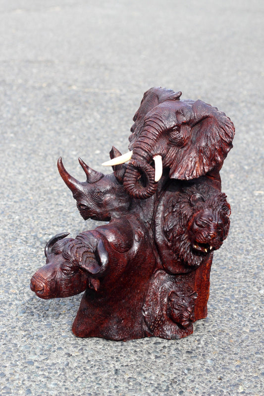 Grandes têtes d'animaux réalistes sculptées à la main en bois de fer. Éléphant, lion, léopard, buffle, rhinocéros, décoration artistique. Hôtel, bureau, décoration intérieure