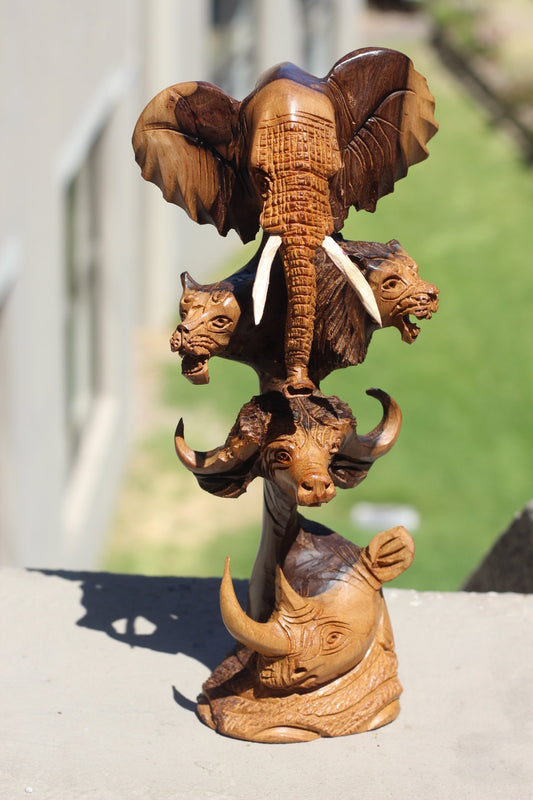 Têtes de Big Five sculptées en bois de fer lisse brun clair. Têtes d'éléphant, de lion, de léopard, de buffle, de rhinocéros Pièce de décoration de table sculptée à la main