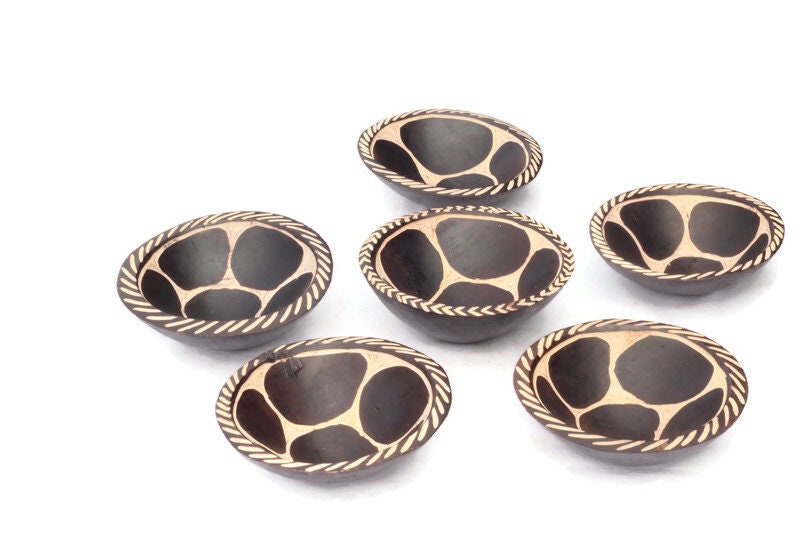 6er-Set aus geschnitzten Schalen aus Olivenholz mit Giraffenmuster. Leichte Snackschalen aus Holz, afrikanische Kunst, Tiermuster dunkelbraun/schwarz. Versand per Express