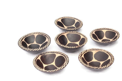6er-Set aus geschnitzten Schalen aus Olivenholz mit Giraffenmuster. Leichte Snackschalen aus Holz, afrikanische Kunst, Tiermuster dunkelbraun/schwarz. Versand per Express