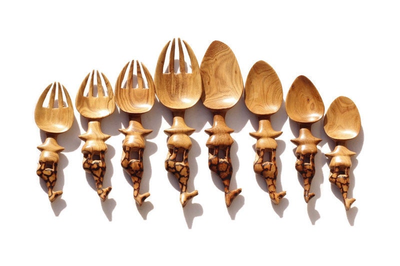 Set mit 8 Mini-Löffeln und Göffeln aus braunem Olivenholz mit Giraffenmotiv. Geschnitzte Kunstwerke aus Simbabwe als Wand- oder Tischdekoration. Einzigartige afrikanische Geschenke