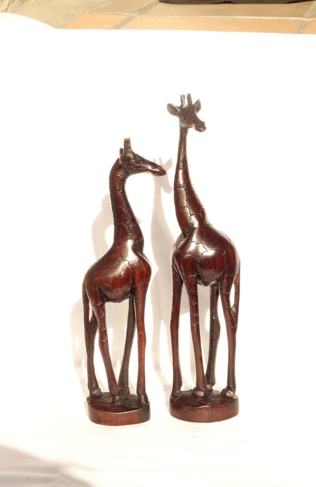 Giraffenliebhaber, dunkelbraune Kunstfiguren aus Eisen und Holz. Handgeschnitzte Skulpturen aus Simbabwe, Heim-/Bürodekor. Afrikanische Geschenke zur Verlobung/Hochzeit
