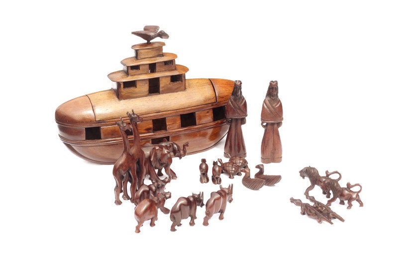 Arche Noah, aus Eisen und Holz, ein malawisches handgeschnitztes Meisterwerk. 21-teiliges Tierpaar als Figuren, darunter Noah und eine Taube, die auf der Arche landen.