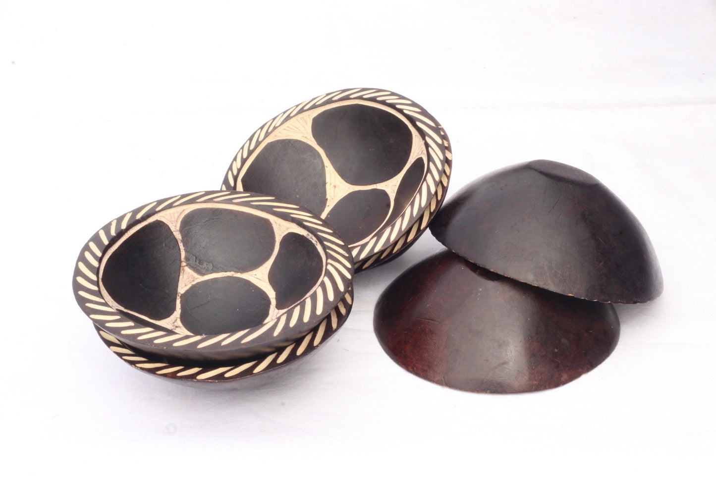 6er-Set aus geschnitzten Schalen aus Olivenholz mit Giraffenmuster. Leichte Snackschalen aus Holz, afrikanische Kunst, Tiermuster dunkelbraun/schwarz. Versand per Express