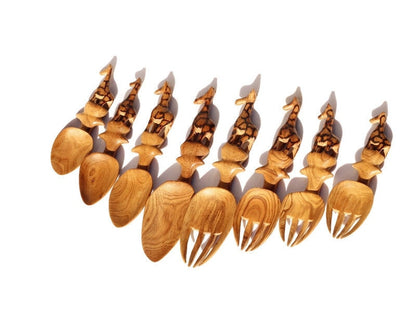 Set mit 8 Mini-Löffeln und Göffeln aus braunem Olivenholz mit Giraffenmotiv. Geschnitzte Kunstwerke aus Simbabwe als Wand- oder Tischdekoration. Einzigartige afrikanische Geschenke