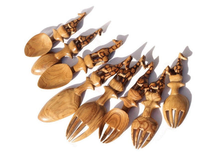 Set mit 8 Mini-Löffeln und Göffeln aus braunem Olivenholz mit Giraffenmotiv. Geschnitzte Kunstwerke aus Simbabwe als Wand- oder Tischdekoration. Einzigartige afrikanische Geschenke