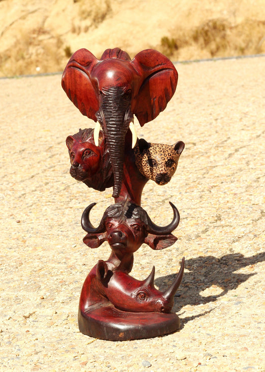 Grande tour sculptée en bois d'olivier brun moyen à cinq têtes réalistes. Tronc baissé d'éléphant, de lion, de léopard, de buffle, de rhinocéros. Décoration artistique raffinée.