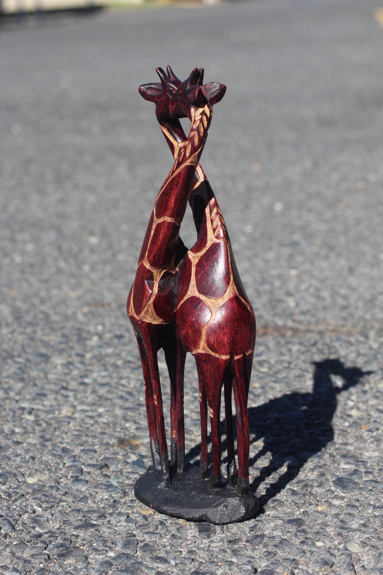 Figurine d'art en bois d'olivier rouge foncé représentant des girafes qui s'embrassent. Sculpture zimbabwéenne sculptée à la main en forme de cœur. Cadeau de fiançailles africain