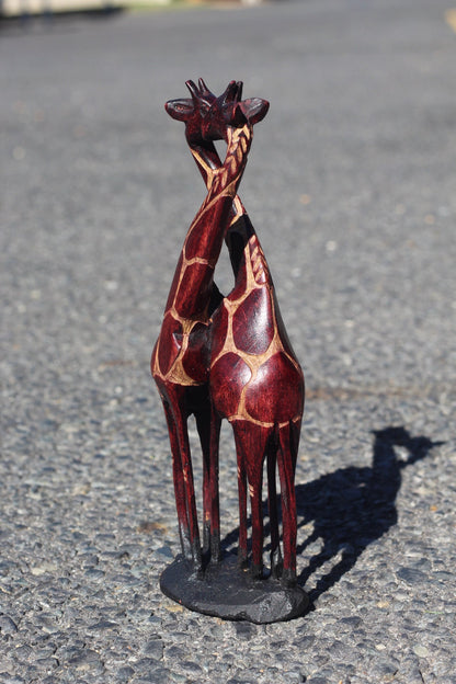 Figurine d'art en bois d'olivier rouge foncé représentant des girafes qui s'embrassent. Sculpture zimbabwéenne sculptée à la main en forme de cœur. Cadeau de fiançailles africain