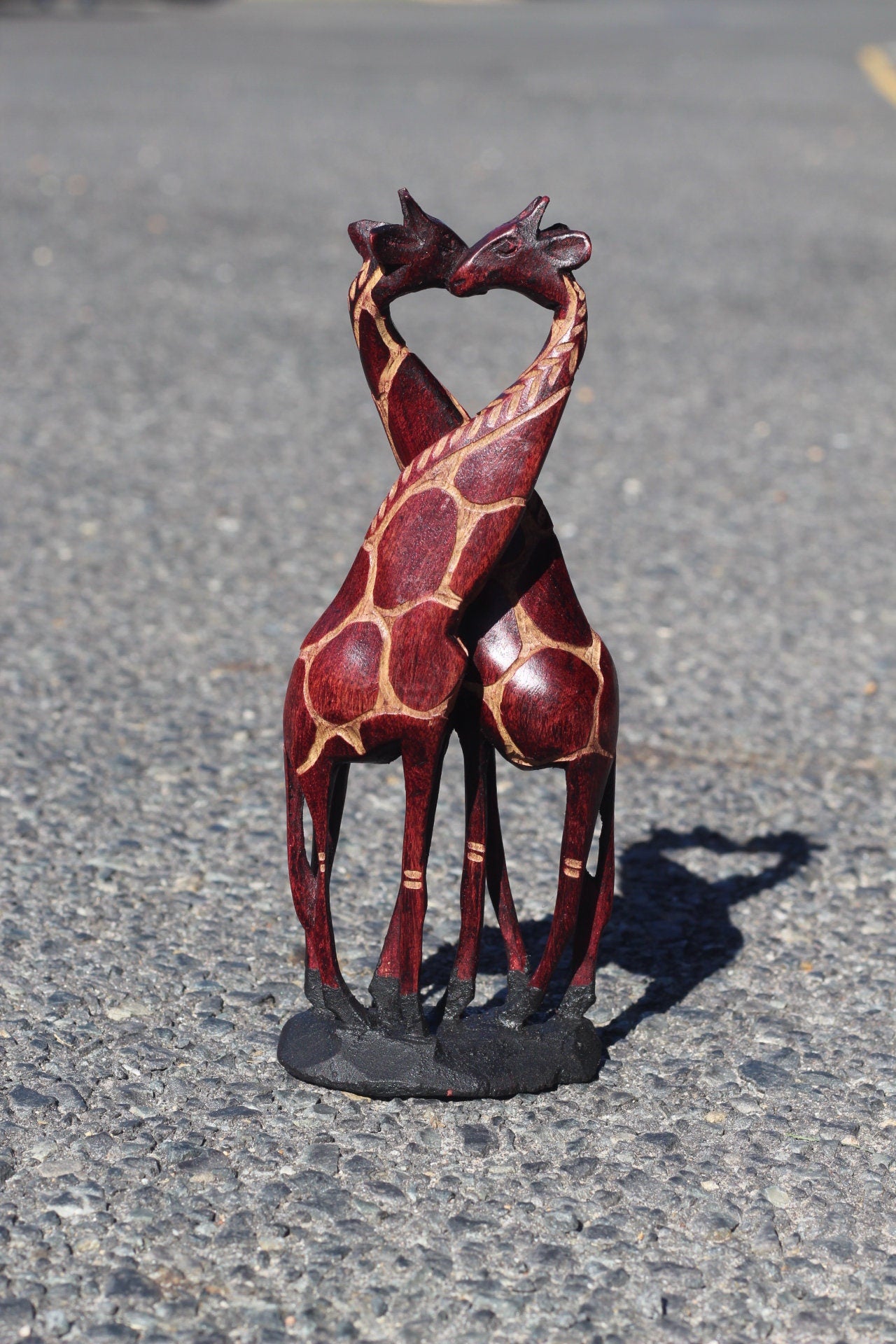 Figurine d'art en bois d'olivier rouge foncé représentant des girafes qui s'embrassent. Sculpture zimbabwéenne sculptée à la main en forme de cœur. Cadeau de fiançailles africain