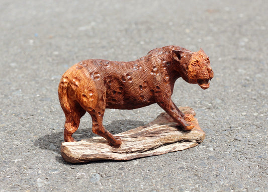 Chef-d'œuvre réaliste en bois de fer représentant un léopard marchant. Grand félin zimbabwéen entièrement détaillé sculpté à la main sur une base en bois naturel non poli. Décor africain
