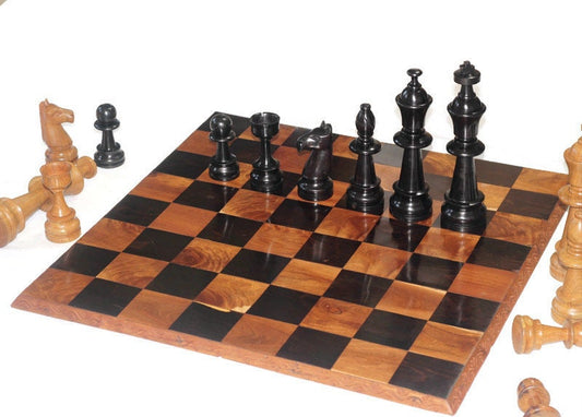 Jeu d'échecs anglais classique extra large. Jeu de société africain fait à la main en ébène, acajou et bois de Mubanga. Échiquier art déco sculpté à la main au Malawi