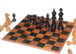 Jeu d'échecs anglais classique extra large. Jeu de société africain fait à la main en ébène, acajou et bois de Mubanga. Échiquier art déco sculpté à la main au Malawi