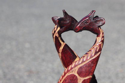 Figurine d'art en bois d'olivier rouge foncé représentant des girafes qui s'embrassent. Sculpture zimbabwéenne sculptée à la main en forme de cœur. Cadeau de fiançailles africain