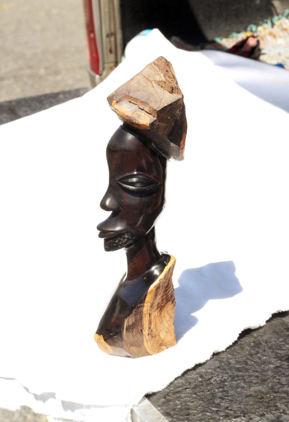 Große Skulptur eines afrikanischen Mannes aus tansanischem Makonde-Ebenholz als Dekoration für Zuhause oder das Büro. Natürliche Holzstruktur und glatt geschnitzte Fläche. Versand per Express