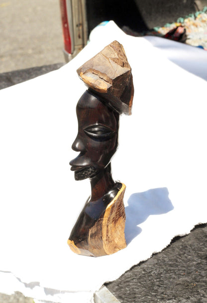 Große Skulptur eines afrikanischen Mannes aus tansanischem Makonde-Ebenholz als Dekoration für Zuhause oder das Büro. Natürliche Holzstruktur und glatt geschnitzte Fläche. Versand per Express