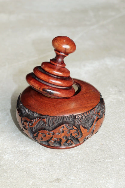 Handgeschnitzte Aufbewahrungsschale aus malawischem Rosenholz. Deckel mit runden Ringen und Becken mit Motiv der 5 großen afrikanischen Tiere mit Baumschnitzereien. Versandfertiges Geschenk