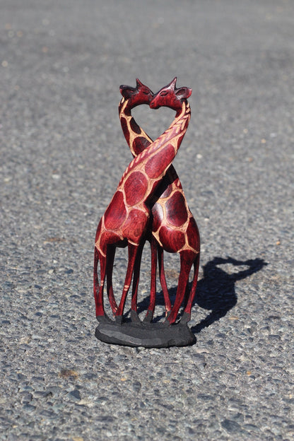 Figurine d'art en bois d'olivier rouge foncé représentant des girafes qui s'embrassent. Sculpture zimbabwéenne sculptée à la main en forme de cœur. Cadeau de fiançailles africain