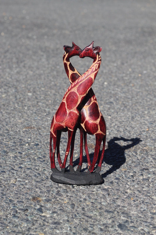 Küssende Giraffen-Liebhaber-Figur aus dunkelrotem Olivenholz. Handgeschnitzte simbabwische Skulptur in Herzform. Afrikanisches Verlobungsgeschenk